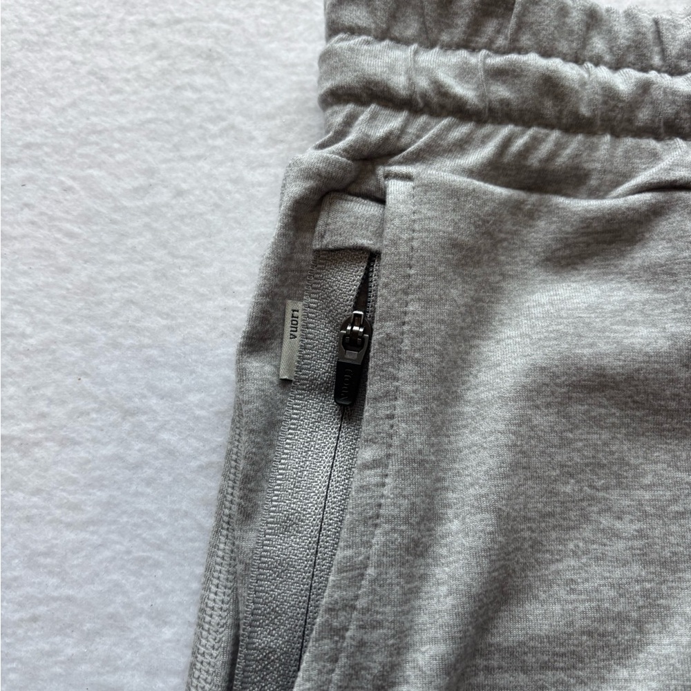 Vuori Gray Performance Shorts Drawstring Zip Pock… - image 4